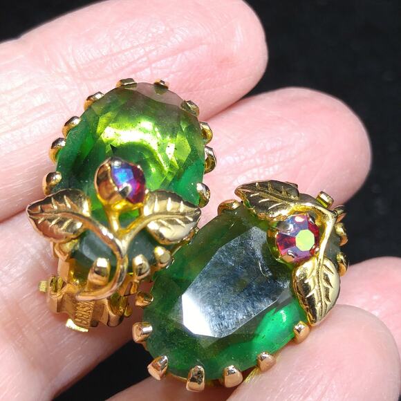 Kramer Austria Green Clip Earrings, Gold Plated, 1950s Vintage Jewelry - Picture 7 of 10